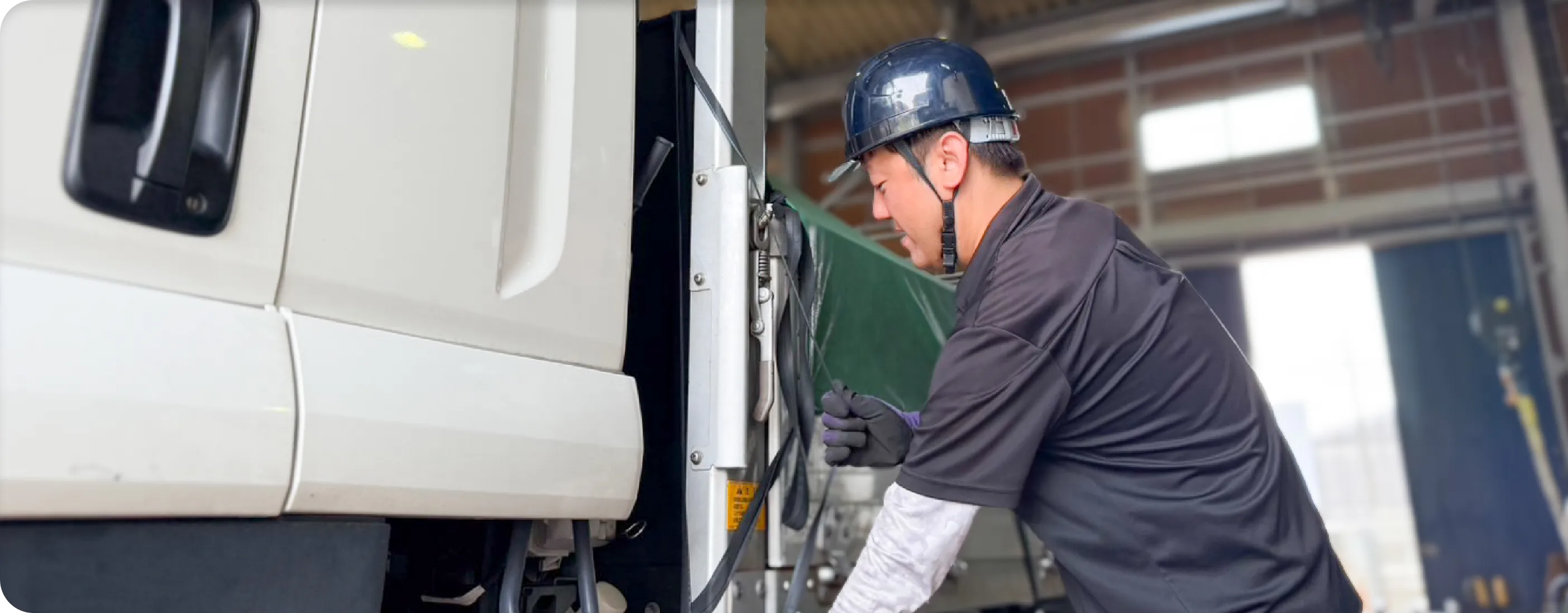 トラックの点検作業を行うドライバー水谷さん
